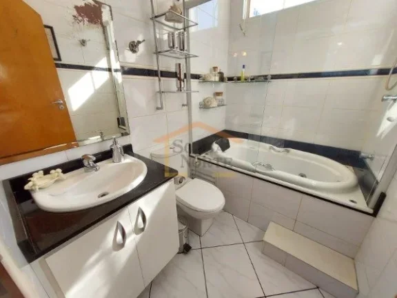 Imagem Apartamento com 3 dormitórios, 1 com sacada, contando com mais 1 dormitório de serviço.
Banheiro ...