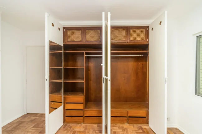 Imagem Apartamento Reformado 130M², 2Q, 1 Suíte, 2 Salas, 2 Banheiros, 1 Vaga, Portaria 24h.