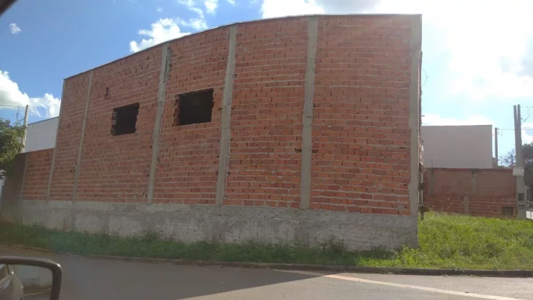 Imagem Excelente oportunidade de imóvel comercial disponível! Este barracão conta com uma sala ampla, pe...