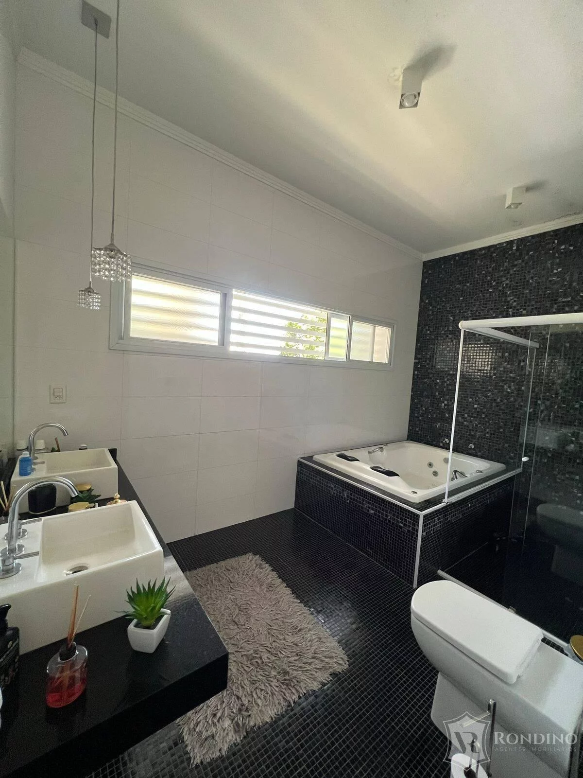 Imagem Casa com 4 suítes, brinquedoteca e área gourmet com piscina aquecida