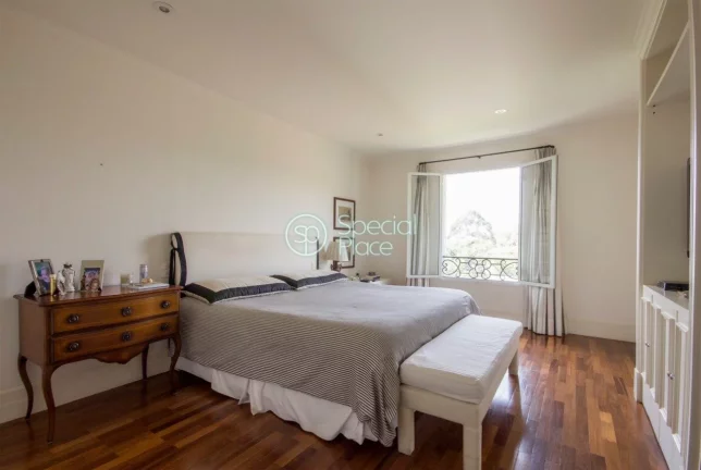 Imagem Excelente apartamento com 367m² na melhor rua do Jardim Guedala. Ótima planta com ambientes amplos...