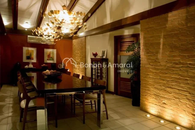 Imagem Casa com arquitetura diferenciada no condomínio Alphaville Campinas. A espaçosa residência possui...
