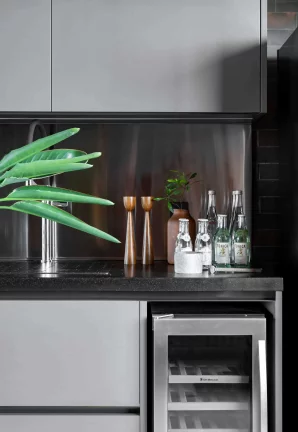 Imagem Apartamento Duplex mobiliado com 3 dormitórios sendo 3 suítes e 2 vagas de garagem - Jurerê/SC
