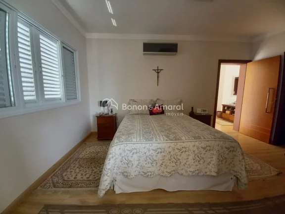 Imagem Lindo sobrado com 4 suítes, sendo uma master com jardim de inverno, outra no térreo, varanda. Espa...