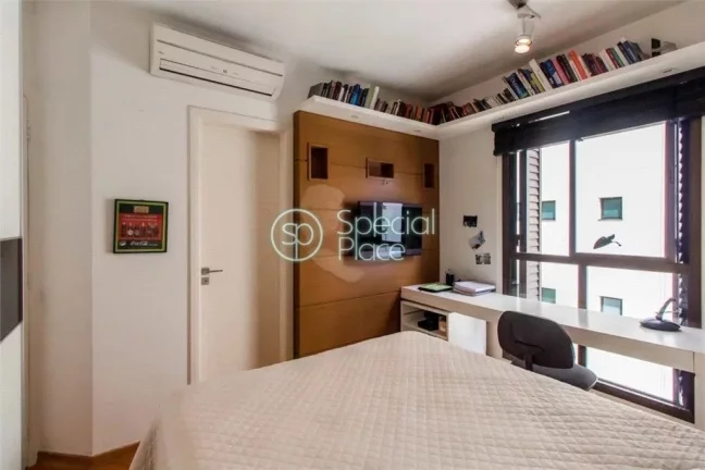 Imagem Localizado em Moema Índios, totalmente fora de rota, apartamento amplo. possui 172 metros, living c...