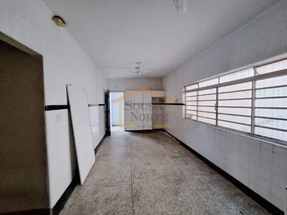 Imagem Casa térrea, 131m², 3 dormitórios, sala de TV, banheiro, lavanderia, armários nos dormitórios e...