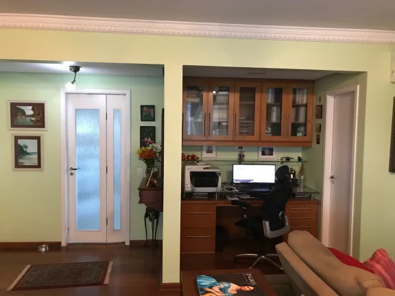 Imagem Apartamento 133 M², 3Q, 3 Suítes, 5 Banheiros, 3 Vagas, Varanda, Lavabo, Piscina, Quadra de tênis, Academia, Sauna, Salão de Festas e Salão de Jogos.