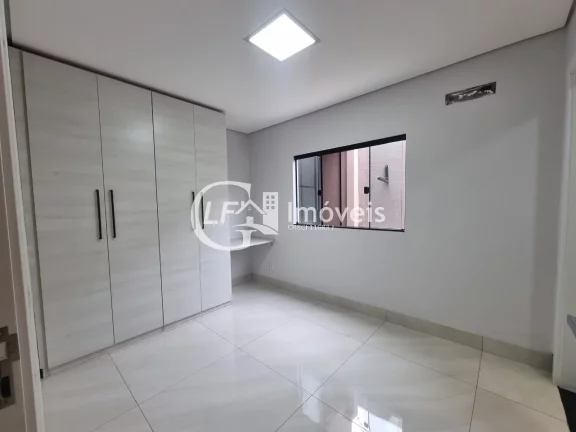 Imagem Impecável casa à venda em Campo Grande-MS, na Vila Jacy: 3 suítes, 2 salas, 4 banheiros, 5 vagas de garagem, 162,76 m² de área.