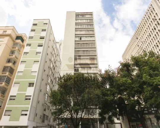Imagem Apartamento com piso de madeira, living para 2 ambientes, 2 dormitórios sendo 1 suíte, lavabo, coz...