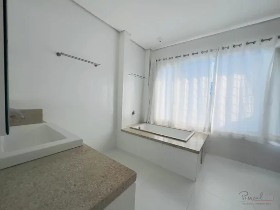 Imagem Apresentamos uma magnífica casa ampla e semi-nova localizada em Jurerê Internacional, um dos desti...