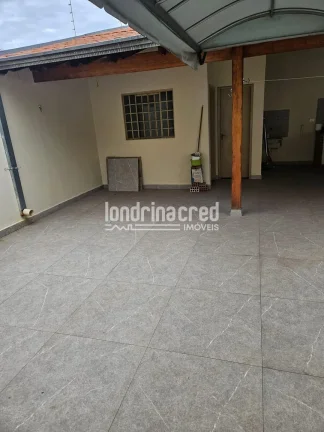 Imagem Casa à venda na Zona Leste de Londrina com 3 quartos, 2 banheiros, cozinha com armários, churrasqueira, quarto e banheiro nos fundos, em terreno de 250m²