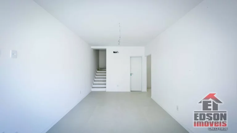 Imagem À venda casa em condomínio com 3 quartos, sendo 1 suíte e 2 demi-suíte