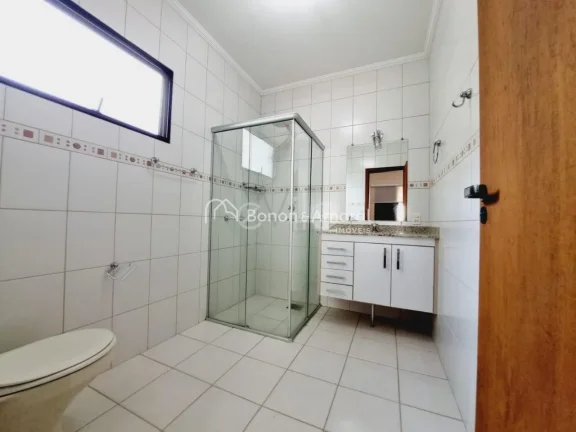 Imagem Charmosa e bem distribuída, esta casa de 182m² oferece conforto e praticidade em uma localização...