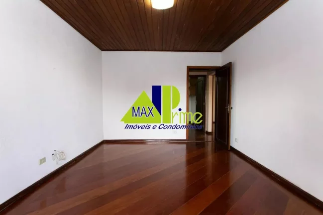 Imagem Casa para locação na Vila Granada, São Paulo-SP: 6 quartos, 1 suíte, 2 salas, 3 banheiros, 9 vagas de garagem, 300m²
