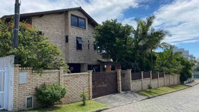 Imagem Lindo sobrado com 4 dormitórios sendo 2 suítes, 2 vagas de garagem em Bombinhas