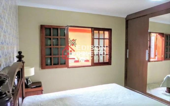 Imagem Casa de frente para área verde, Parque Santa Cecília com 3 dormitórios.