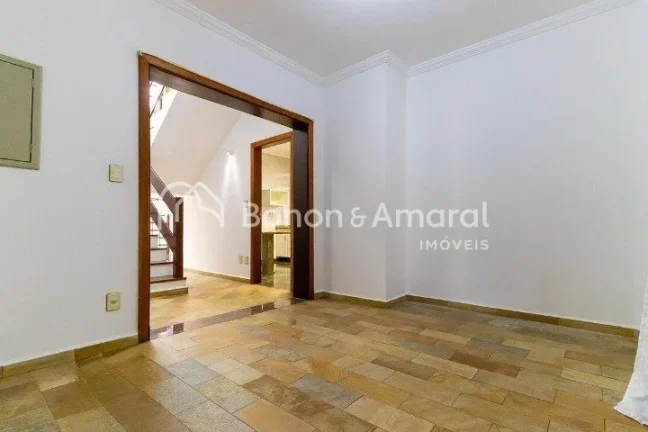 Imagem Ampla e confortável, esta excelente residência conta com 330m² de área construída, oferecendo e...