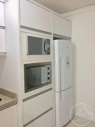 Imagem Vendo apartamento em Bairro Arreias São José SC, de três dormitórios, suíte, duas vagas livres, cozinha e área de serviço mobiliados.