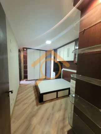 Imagem Residência de Luxo à Venda em Caieiras-SP: 4 Quartos, 1 Suíte, 2 Salas, 4 Banheiros, 2 Vagas de Garagem, 300m². Venha Conferir!