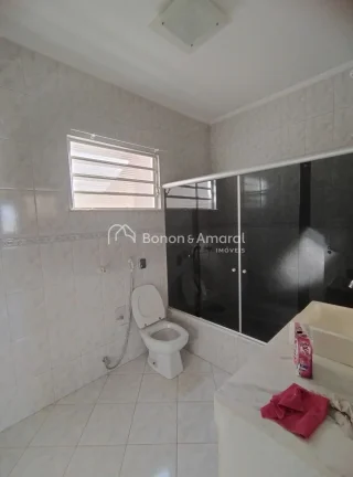 Imagem Casa com 3 Suítes confortáveis com armários embutidos e uma das suites tem banheira;
2 Salas de e...
