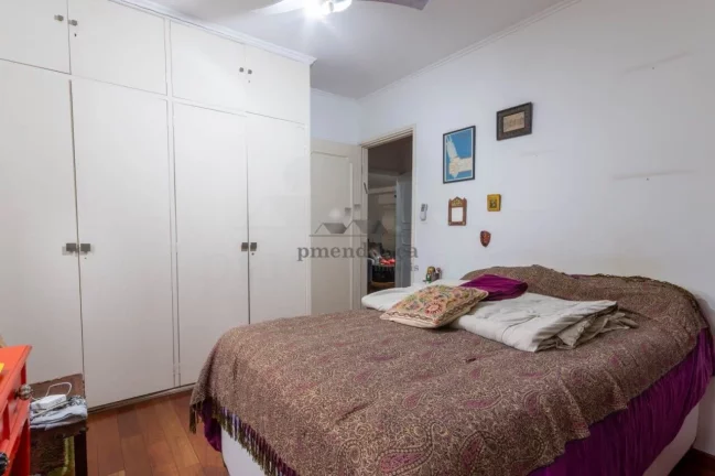 Imagem Apartamento com piso de tábuas largas, reformado e bem iluminado, janelas grandes, dormitórios com...