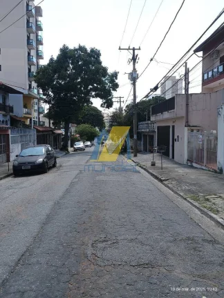Imagem Casa Espaçosa com Edícula e Ambientes Independentes - Excelente Local.