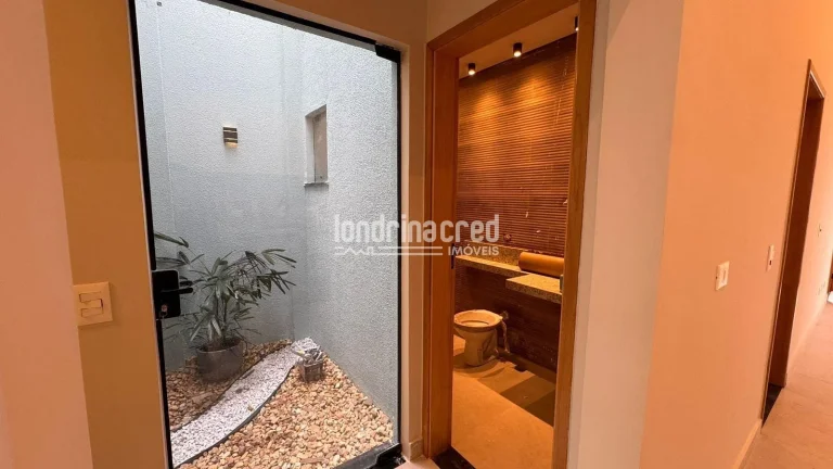 Imagem **Casa à venda no Condomínio Morada das Flores com 3 dormitórios, 1 suíte, banheiro social, 2 vagas de garagem e 85m² construídos em terreno de 125m²**