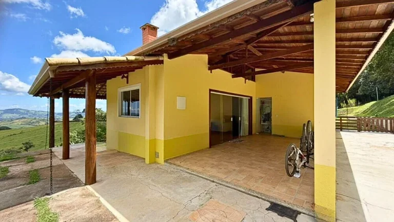 Imagem Chácara Charmosa com Vista Panorâmica das Montanhas em Bueno Brandão