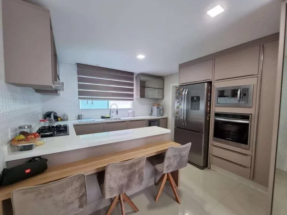 Imagem Linda Casa Alto Padrão de 460m2 à Venda, 4 Suítes, Bairro Pedra Branca em Palhoça, SC.