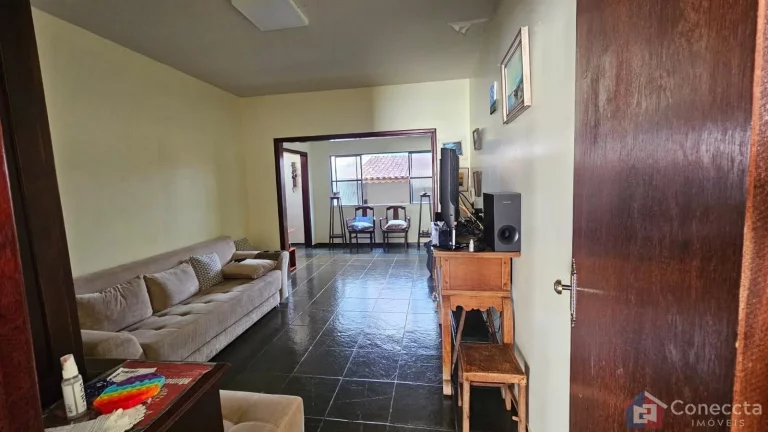 Imagem Casa à venda no bairro São Francisco em Patos de Minas – 4 quartos, suíte, 255m² de área construída