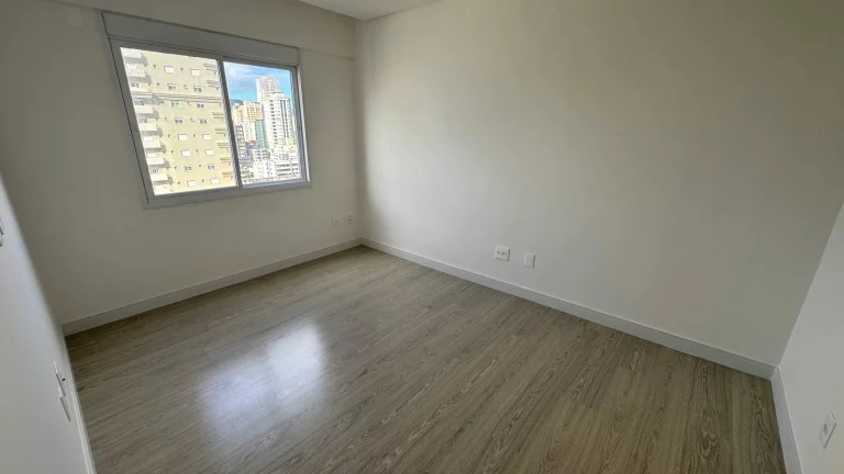 Imagem Apartamento com 4 suítes e 2 vagas de garagem no Centro em Itapema/SC