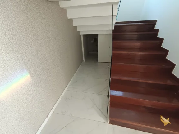 Imagem Sobrado com garagem subterranea e suite com dois closets e banheira