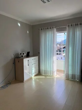 Imagem Casa ampla com 3 dormitórios e 2 vagas de garagem em Jaraguá do Sul/SC