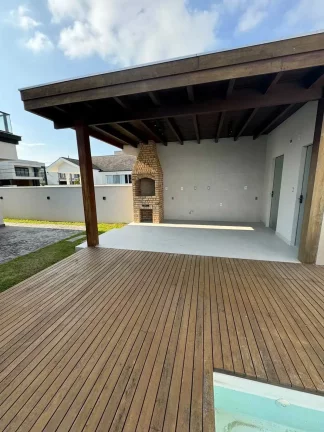Imagem Casa em condomínio com 4 dormitórios e 4 vagas de garagem em Camboriú