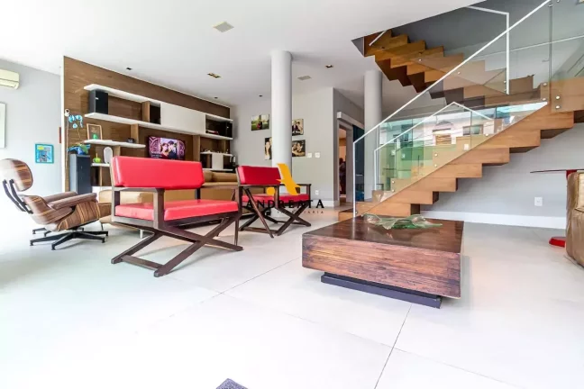 Imagem Apresentamos este triplex de 595m² no Humaitá