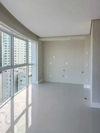 Imagem Apartamento com 3 suítes e 2 vagas de garagem na Av. Brasil em Balneário Camboriú/SC