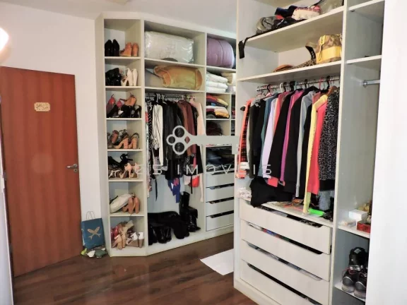 Imagem Casa no Condomínio Golf Village, repleta de comodidades e design elegante.