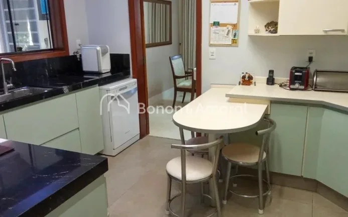 Imagem Linda e espaçosa casa com área construída de 321 m². A residência possui living para 3 ambiente...