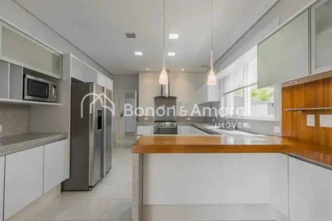 Imagem Sobrado amplo e luxuoso, com área construída de 835 m².

A residência possui no piso superior 4 ...