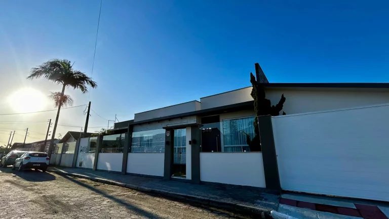 Imagem Casa com 3 dormitórios sendo 1 suíte e 2 vagas de garagem no Centro de Navegantes/SC