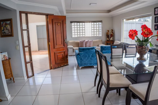 Imagem Imperdível: Casa à venda em Campo Grande-MS, Vila Palmira - 3 quartos, 1 suíte, 3 salas, 3 banheiros, 3 vagas, 169,84 m².