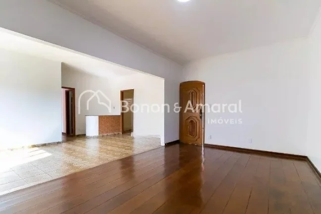 Imagem Excelente casa de esquina com 440 m². Possui 4 quartos, sendo 2 suítes, além de salas de estar e ...