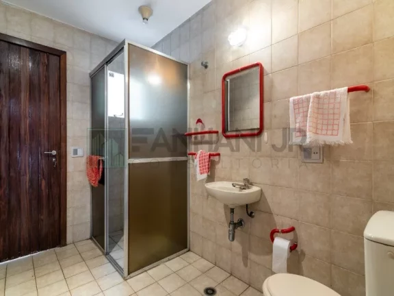 Imagem VENDO CASA CIDADE JARDIM - Próximo à Praça Alfredo Volpi. A casa possui 04 suítes sendo uma master e uma suíte com sala íntima, living para três am