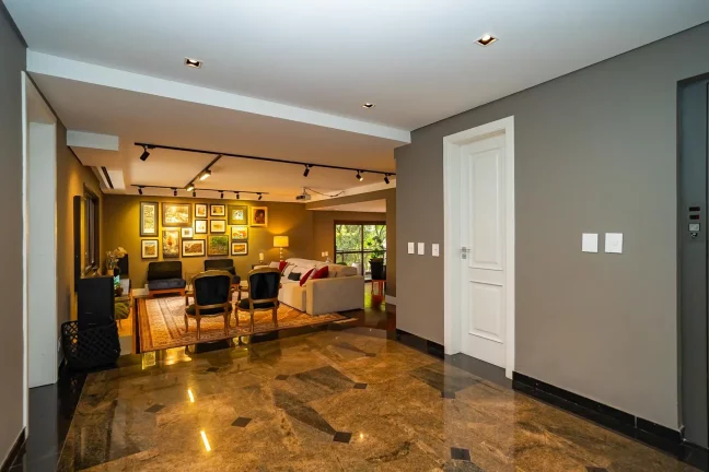 Luxuoso Apartamento em frente ao Clube Curitibano no coração do Água Verde.