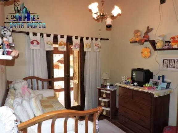 Imagem Casa na Granja Viana com muito espaço em rua tranquila
 Casa com pé direito alto, amplas varandas,...
