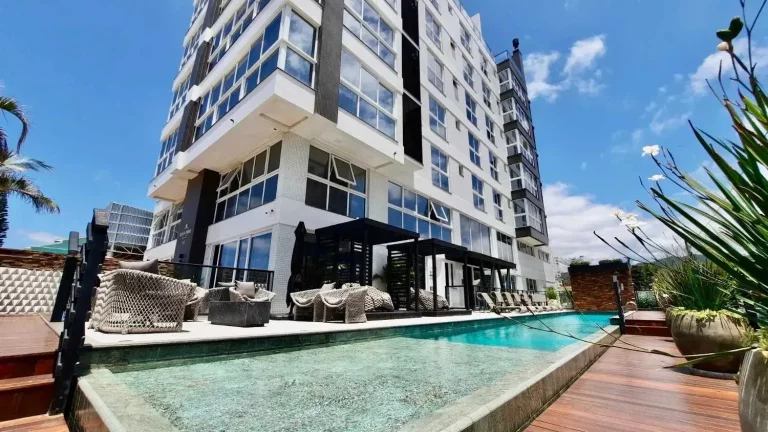 Imagem Apartamento com 3 dormitórios sendo 1 suíte e 2 vagas de garagem na Praia Brava em Itajaí