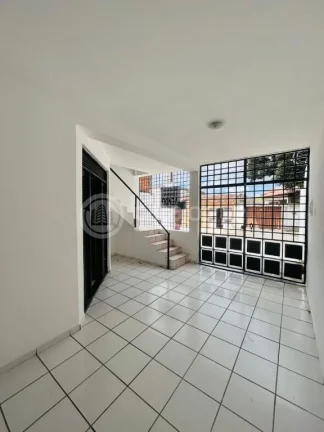 Imagem Excelente Casa em Lagoa Nova - Localização Estratégica e Amplo Espaço!