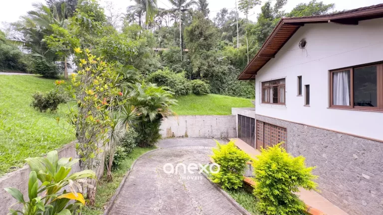 Imagem Linda Casa de 3 Dormitórios em Localização Privilegiada!