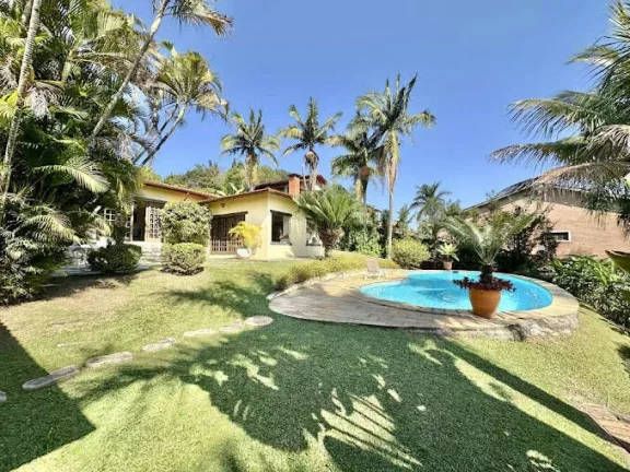 Imagem Cond. Vila Velha - Rústica, TÉRREA em 4 lotes, 5 dorm/3ste, piscina!