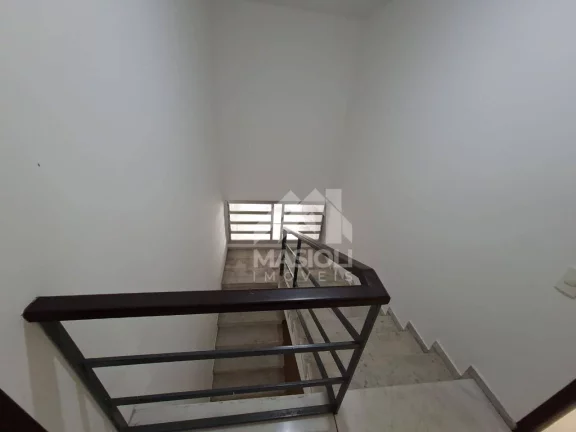 Imagem À VENDA – CASA DUPLEX com 3 quartos / 2 suítes / 2 vagas cobertas com 264 m² em via de grande circulação no Centro de Vila Velha.